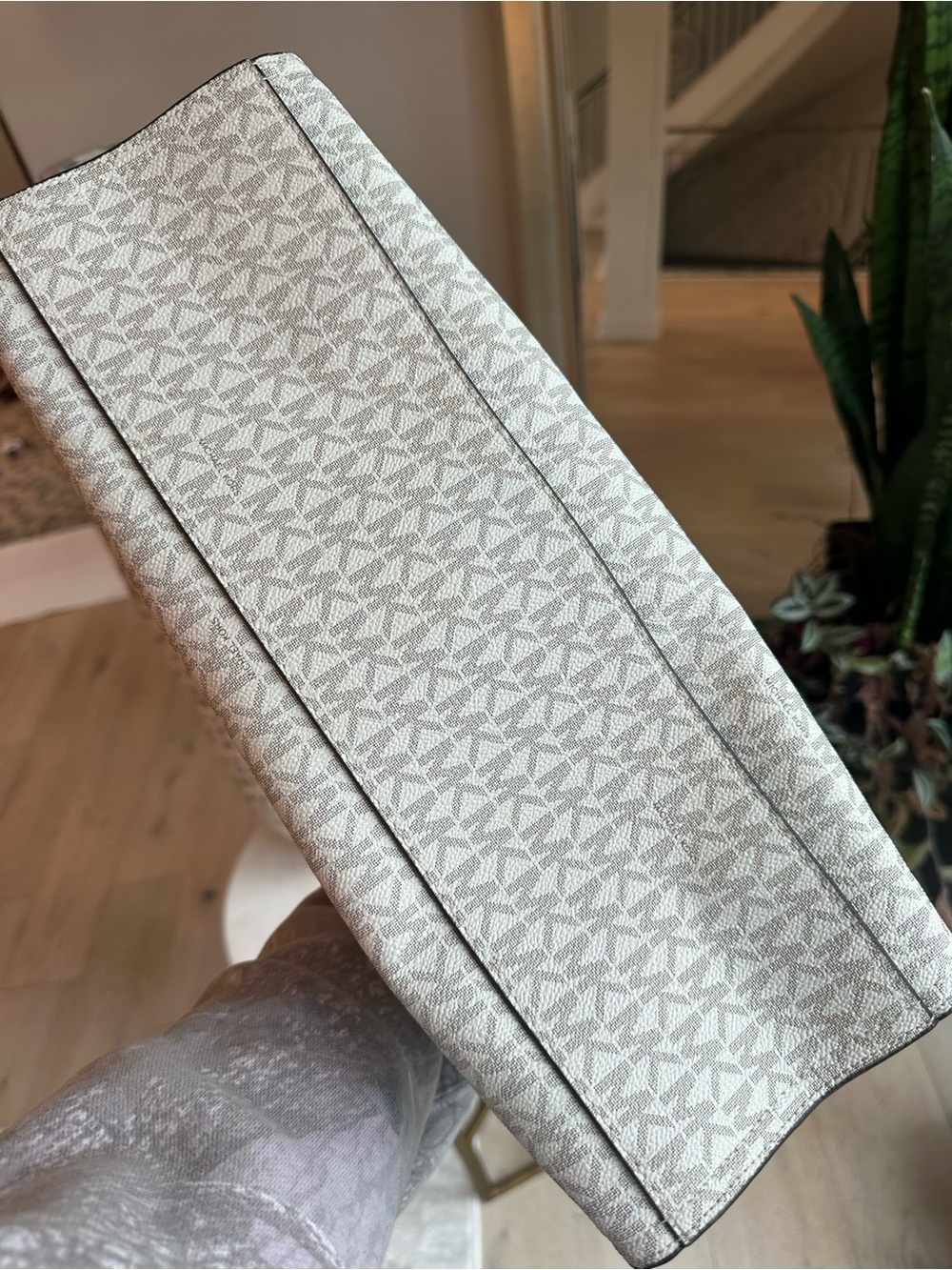 Michael Kors Pale Pink and White Logo Tote - Picture 4 of 8